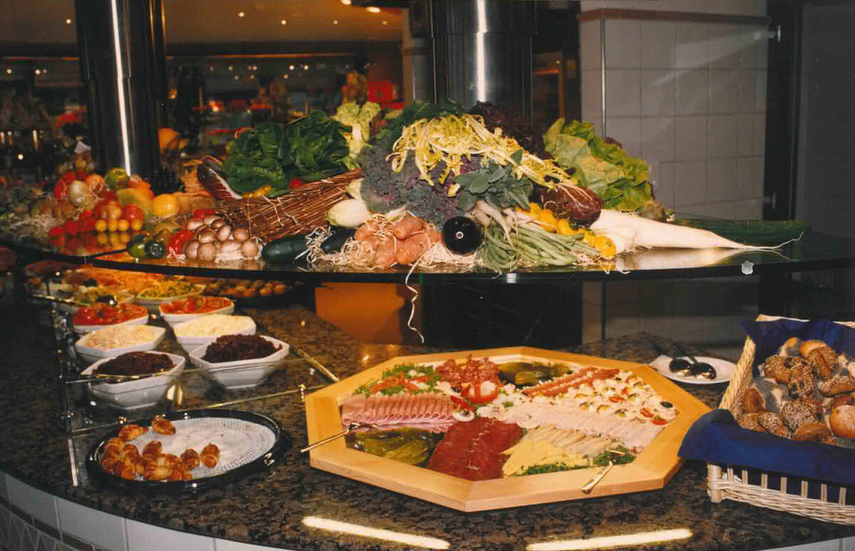 40 Jahre Fleischli, Jubiläum der Conditorei und Bäckerei in Zürch: Historisches Foto von einem Buffet