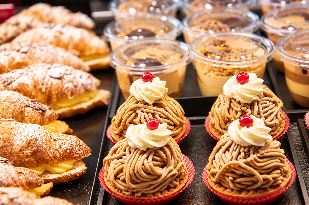 vermicelle-Törtchen, gefüllte Vanille Croissant und Dessertcremes in der Vitrine einer Filale von Fleischli